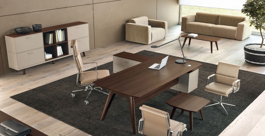 Créez une ambiance chaleureuse et confortable grâce aux teintes bois de notre gamme de mobilier de direction CHENAIE